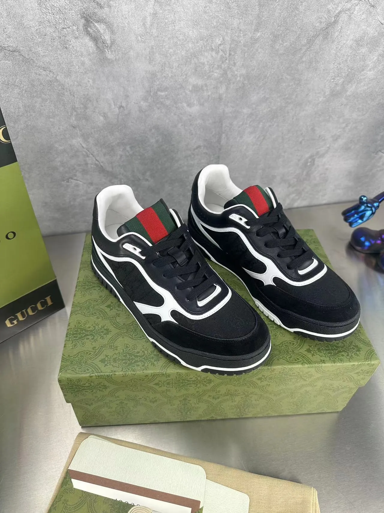 👟👟Ex-factory price 600👟👟 Gucci's latest hot-selling series of high and low-cut distressed couple's sneakers are shipped. The original version is purchased, developed and manufactured. This high-low top sneaker adopts a basketball-style silhouette design, cleverly integrated with hollow panels and distressed effects, showing its unique ingenuity. The ingenuity incorporates brand logo details such as interlocking Double G styling accessories and Gucci lettering, a low-key tribute to the brand's design heritage. Exquisite packaging at the delivery counter 🛍📦 ▪️ Fabric: Original customized imported first-layer cowhide ▪️ Inner lining: Imported first-layer cowhide ▪️ Sole: Original molded TPU sole ▪️ Sole thickness: 3cm ▪️ Size: 35-46 (Male 38 46 customized)